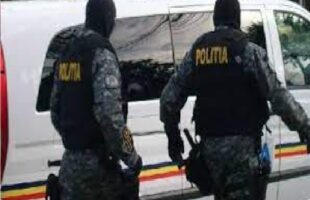 Poliția Dâmbovița! 3 bărbați, surprinși în flagrant delict la furat de tablă metalică, la Mija!
